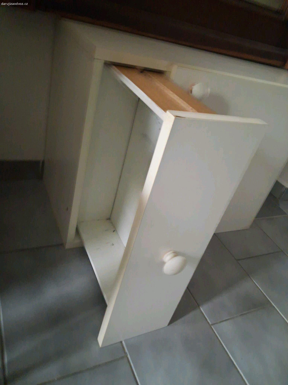 skříňka. Skříňka k upevnění ke stěně. Byla umístěna v koupelně, v84 x š45 x h32 cm.