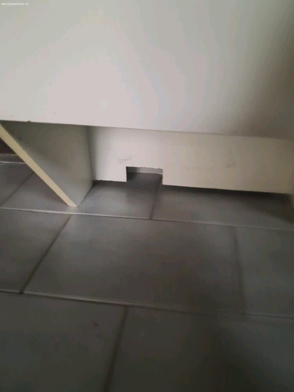 skříňka. Skříňka k upevnění ke stěně. Byla umístěna v koupelně, v84 x š45 x h32 cm.