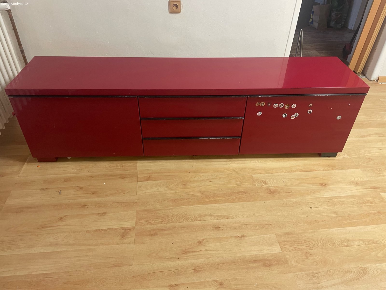 skříňka. daruji skříňku pod televizí nebo na cokoliv, samolepky jdou dobře sundat, jen na to nemám čas kvůli stěhování