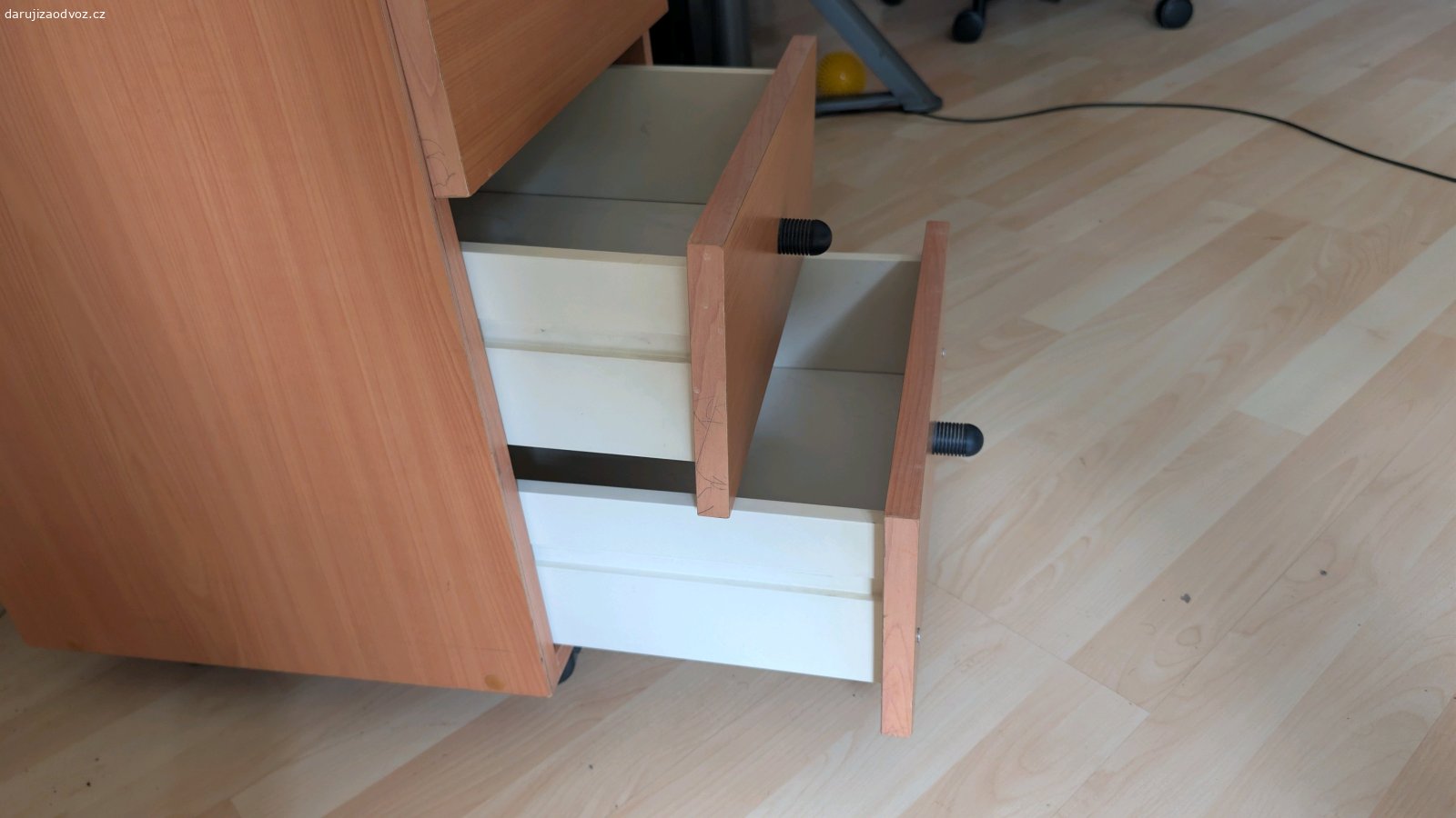 skříňka. spodní dva šuplíky nedrží dobře a vypadávají když se vytáhne příliš