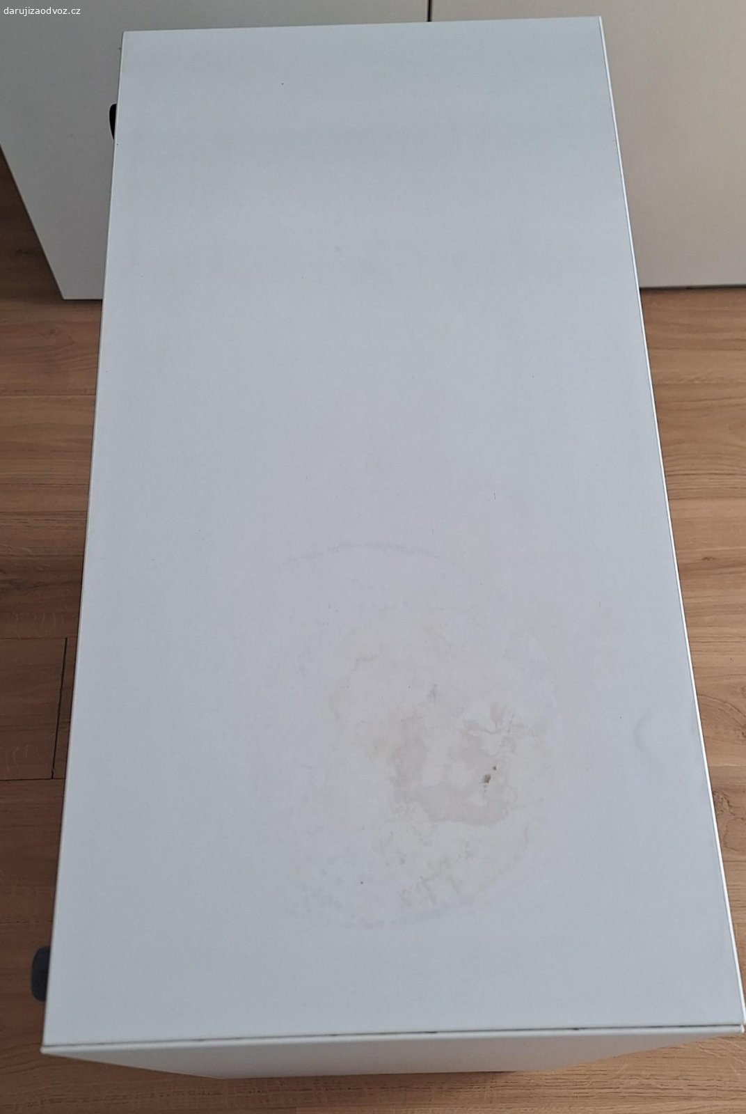 Skříňky Ikea. Daruji bílé policové skříňky IKEA.
Vhodná na knihy, dekorace, hračky nebo jako menší TV stolek.
Rozměry:
šířka: 70cm
výška: 70 cm (+ nožičky 10 cm)
hloubka: 35 cm
Barva: bílá
Pokud si pretřete, můžou ještě hezky sloužit