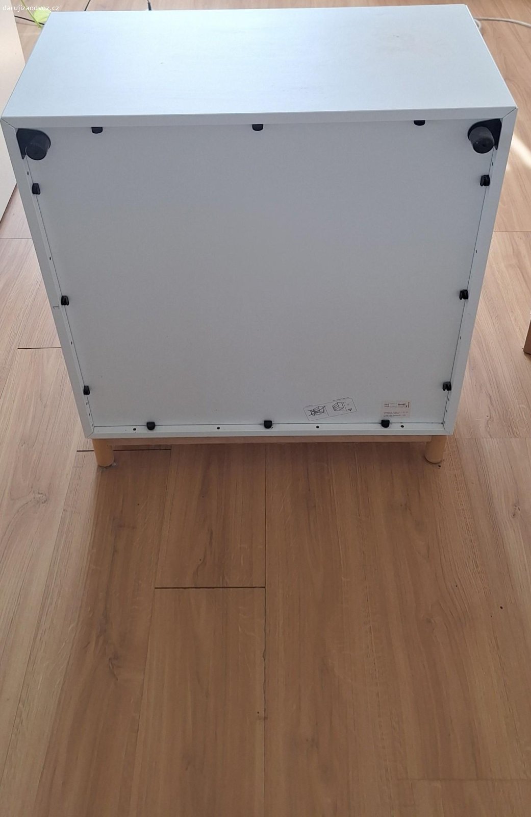 Skříňky Ikea. Daruji bílé policové skříňky IKEA.
Vhodná na knihy, dekorace, hračky nebo jako menší TV stolek.
Rozměry:
šířka: 70cm
výška: 70 cm (+ nožičky 10 cm)
hloubka: 35 cm
Barva: bílá
Pokud si pretřete, můžou ještě hezky sloužit