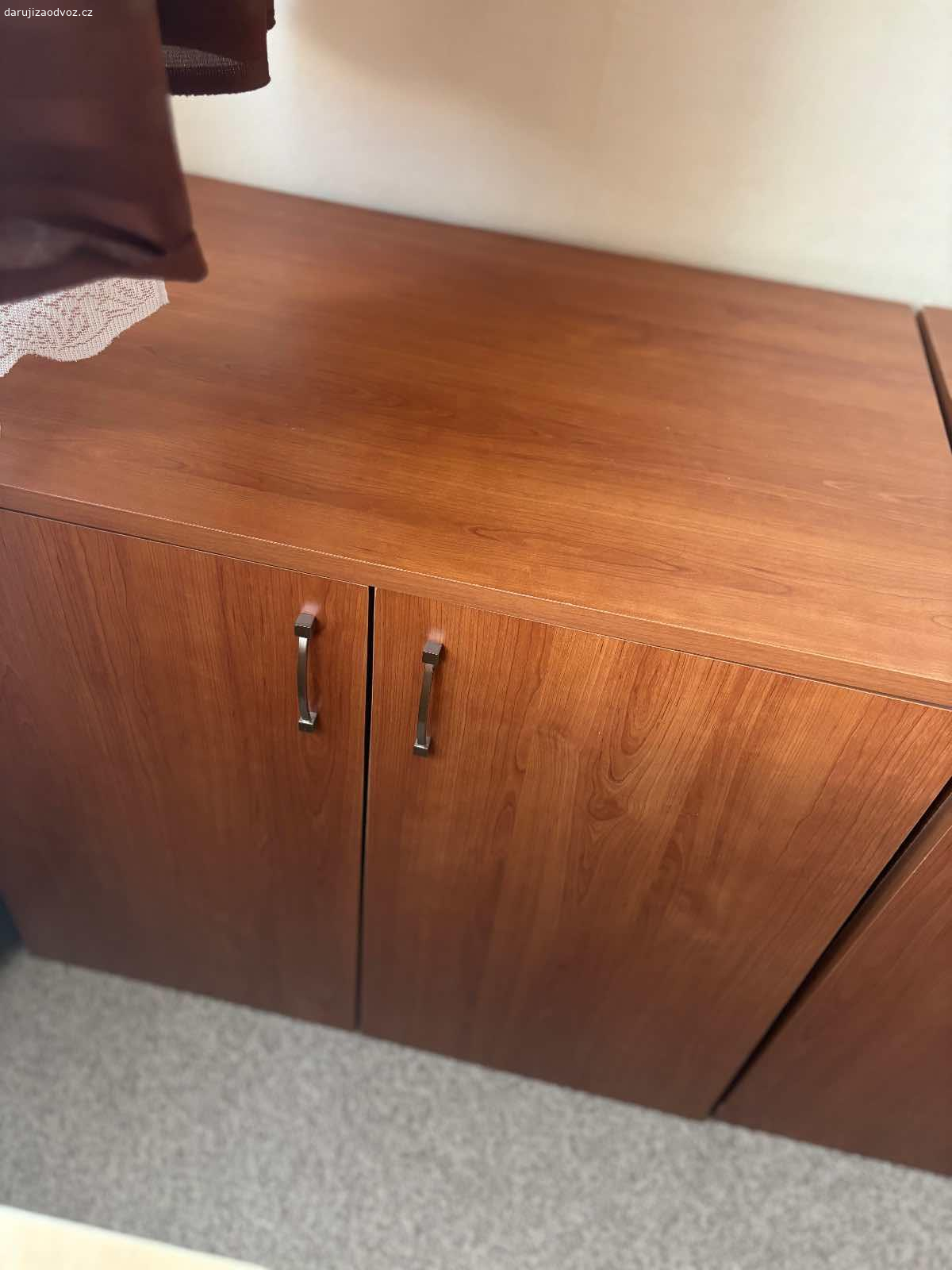 Skříňky - lamino. Daruji skříňky z lamina, třešeň, hloubka 50cm, šířka 110cm (skřínka 1), 75cm (skříňka 2 a 3), výška cca 80-85cm. 
Skříňka jedna sloužila jako skříňka pod akvárium, má zesílené vyztužení desky, může ale sloužit i k běžným účelům. 
Drobná opotřebení, celkově v dobrém stavu.