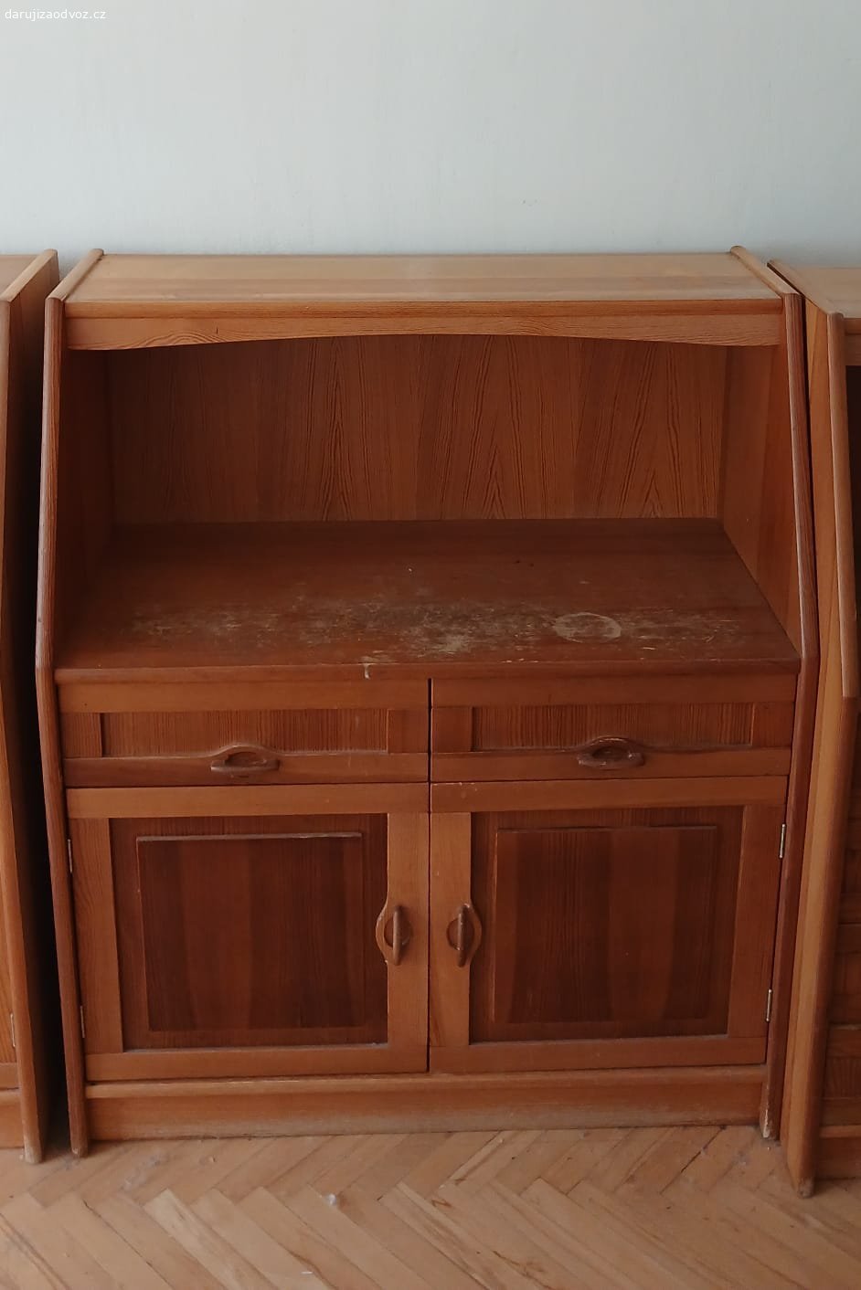 Skříňky masiv. Dvě skřínky masiv, výška 108 cm, šířka 90 cm, hloubka 45
Zleva:
sekretář - k dispozici 
poličky + zásuvky - k dispozici 
Zachovalé, funkční 
Za odvoz, i jednotlivě