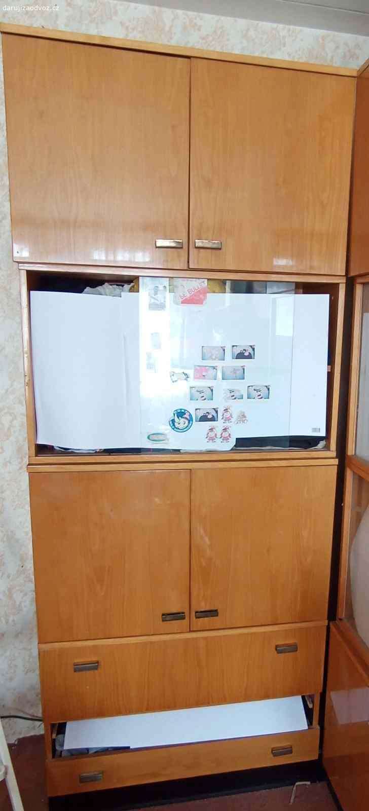 Skříňky - sestava ze 70. let, stěna do obýváku. K renovaci nebo jako materiál k dalšímu využití: lakovaný nábytek s vysokým leskem, 10 kusů volně sestavitelných dílů. 3x horní skříňka, 3x prosklená skříňka, 1x dvoudveřová spodní skříňka, 2 x skříňka se zásuvkami (2 chybí) a výklopnými dvířky, peřiňák s horním i bočním přístupem (boční dvířka chybí).