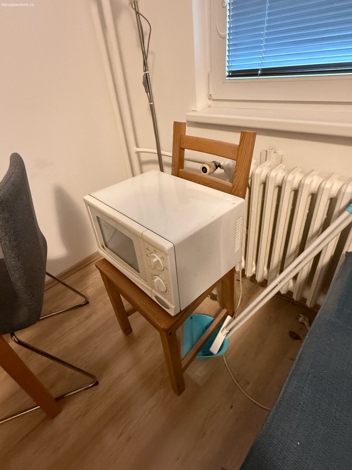 skříňky, stůl, židle, sedačka, poste. stůl, židle, postel, skříňky, mikrovlnka, sedačka