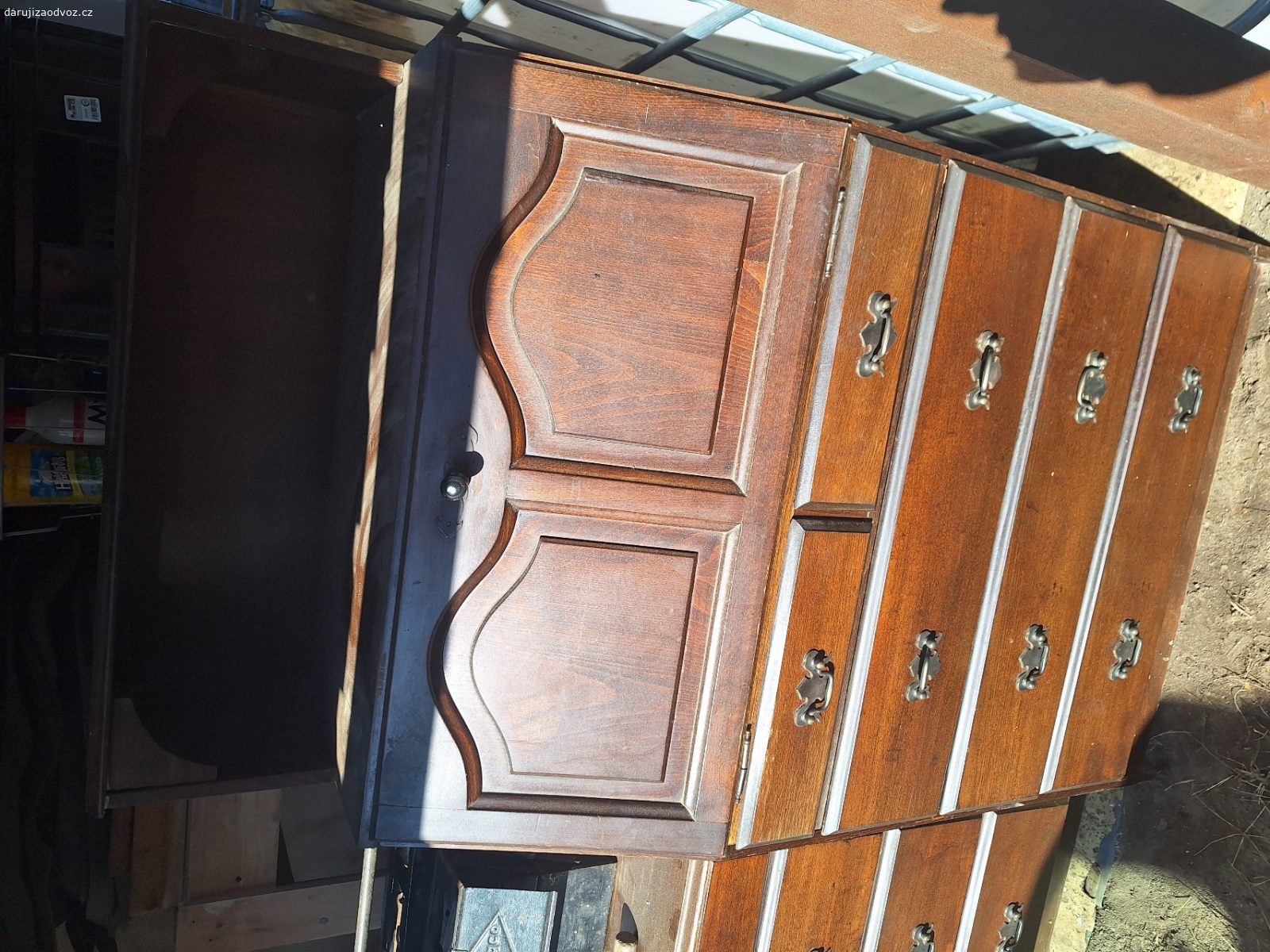 Skříňky. Daruji dvě skříňky.