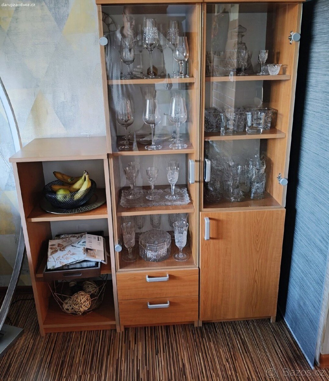 Skříňky. pět skříněk v barvě třešeň. Bez větších škrábanců nebo poškození. 
3x Výška 154 x šířka 40 x hloubka 38.
1x Výška 95 x šířka 40 x hloubka 38. 
1x Výška 72 x šířka 80 x hloubka 38.
Odvoz nezajišťuji, neposílám, přijeďte si.