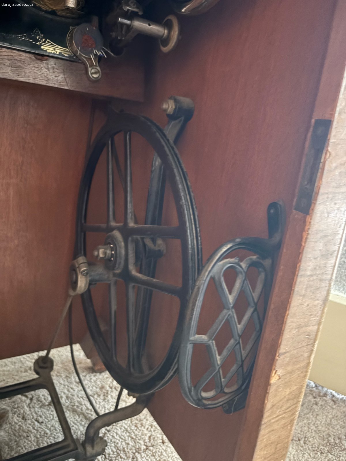 skrinovy sici stroj Minerva. praskla gumicka na kole, jinak funkcni. vyzvednusti praha Strasnice.