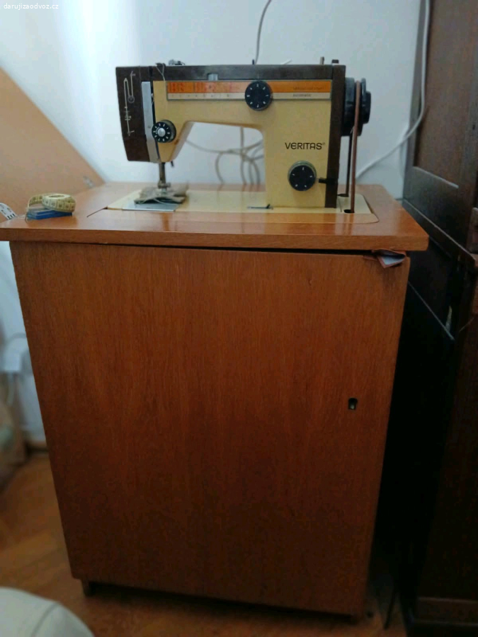 skříňový šicí stroj