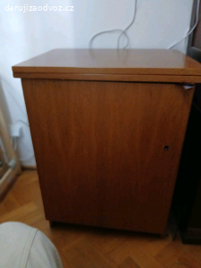 skříňový šicí stroj
