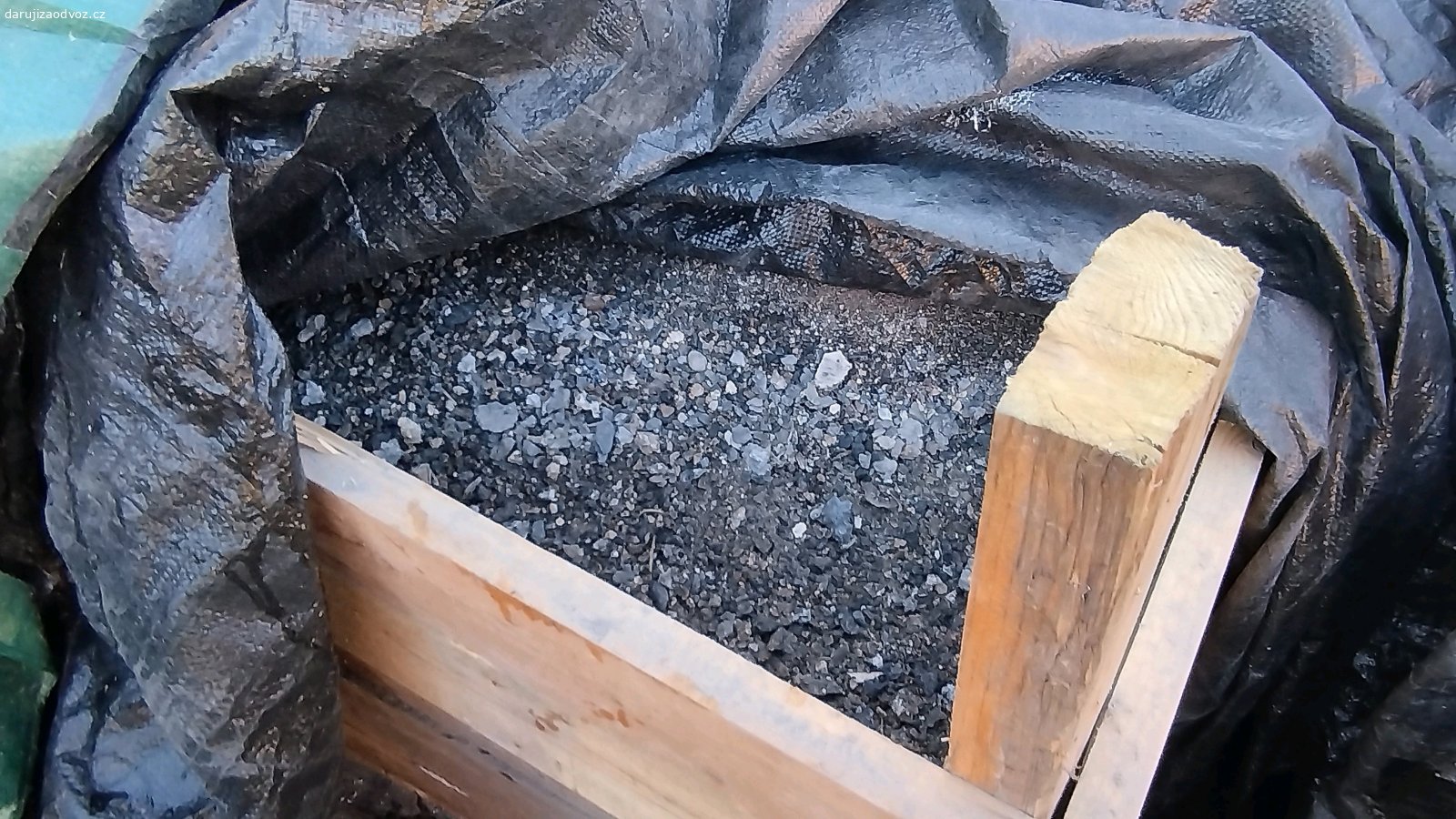 Škvára ze zásypu podlah. Škvára ze zásypu podlah (na drenáž, stavbu i zahradu). Drenáž pod dlažbu, zásyp na zahradě, odlehčení těžké půdy, příjezdové cesty.
