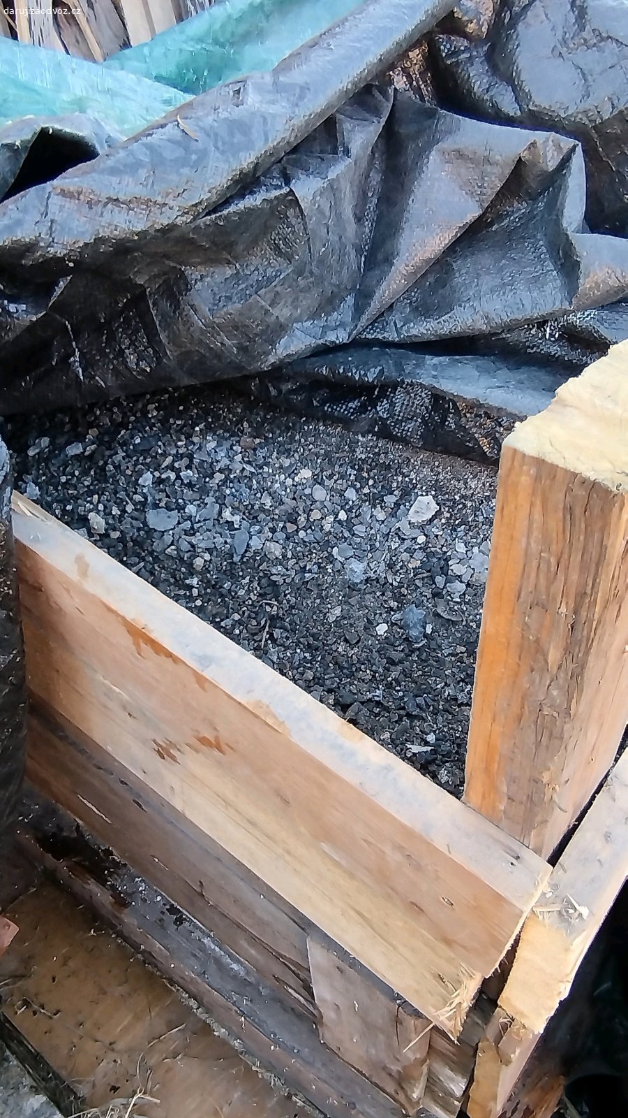 Škvára ze zásypu podlah. Škvára ze zásypu podlah (na drenáž, stavbu i zahradu). Drenáž pod dlažbu, zásyp na zahradě, odlehčení těžké půdy, příjezdové cesty.