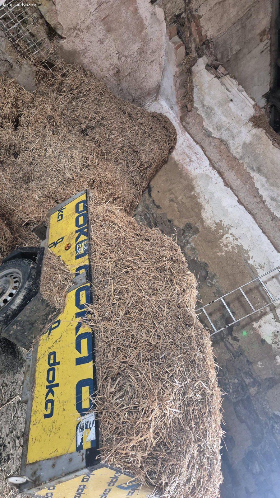 sláma. věnuji slámu, stáší odhadem 10 let a více 
je toho plná půda tak kdyby někomu posloužilo budu rád