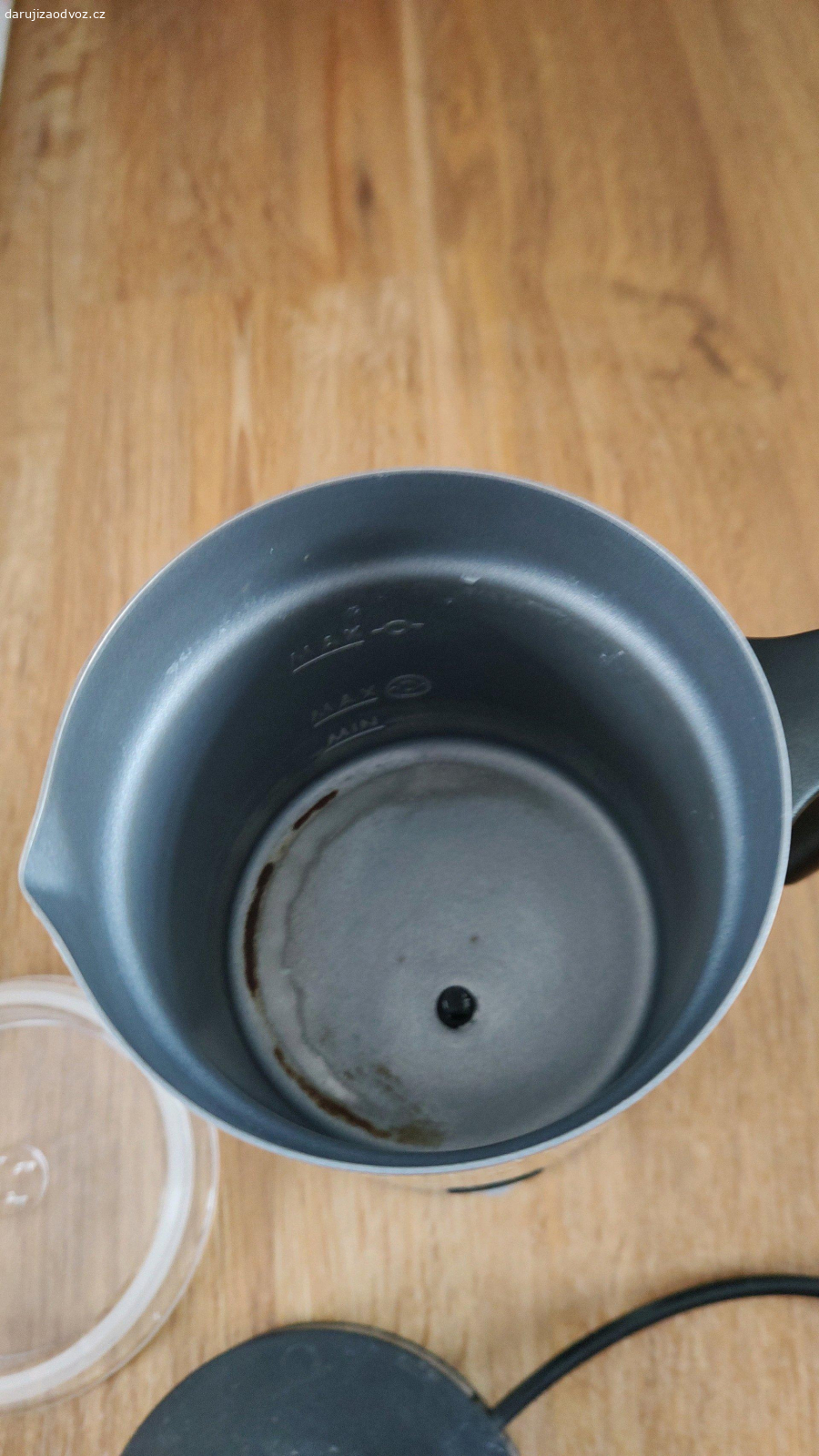 Slehac mleka. Slehac mleka. Na jednom miste je nejspise sedreny povrch a mleko se tam vice pripeka.
K vyzvednuti vecer v Cakovich nebo pres den v Holesovicich.