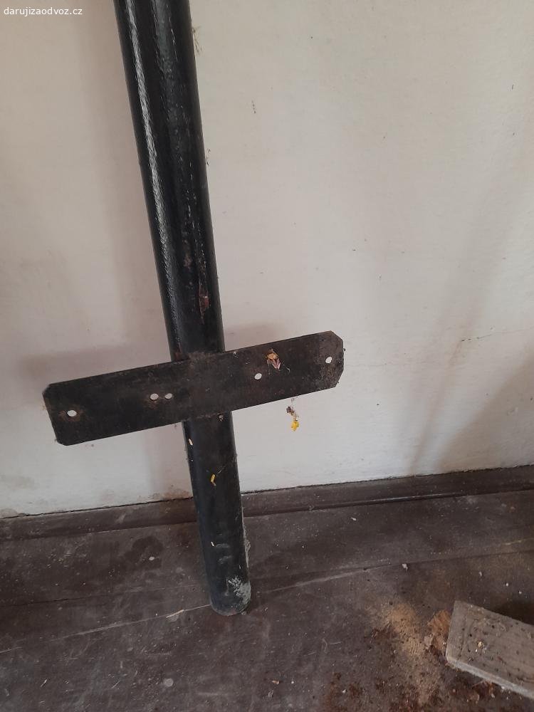 Sloupek k plotu.. Dám za odvoz železný sloupek k plotu. Výška 172 cm, šířka 6,5 cm. Šířka plochy na laťku 32x7 cm.