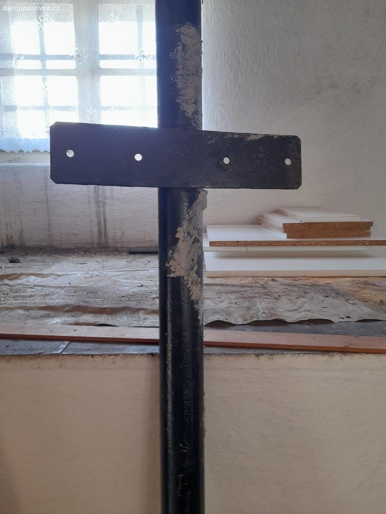 Sloupek k plotu.. Dám za odvoz železný sloupek k plotu. Výška 172 cm, šířka 6,5 cm. Šířka plochy na laťku 32x7 cm.