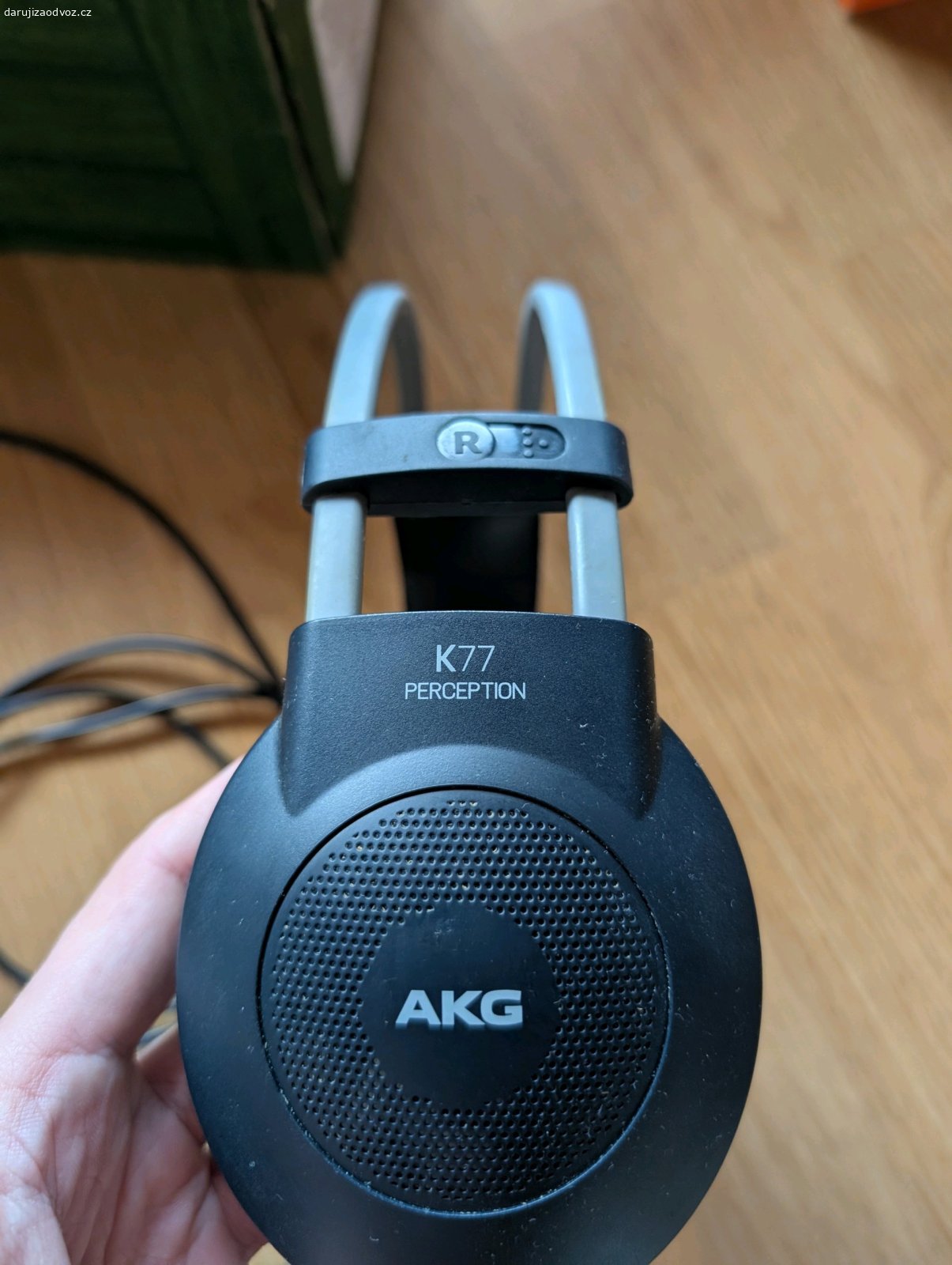 Sluchátka AKG K77. Daruji plně funkční sluchátka AKG K77. Kvalitou poslechu je to takový začátek už věrnějšího "studiového" zvuku. Uvnitř jsou zašpiněné viz foto.
