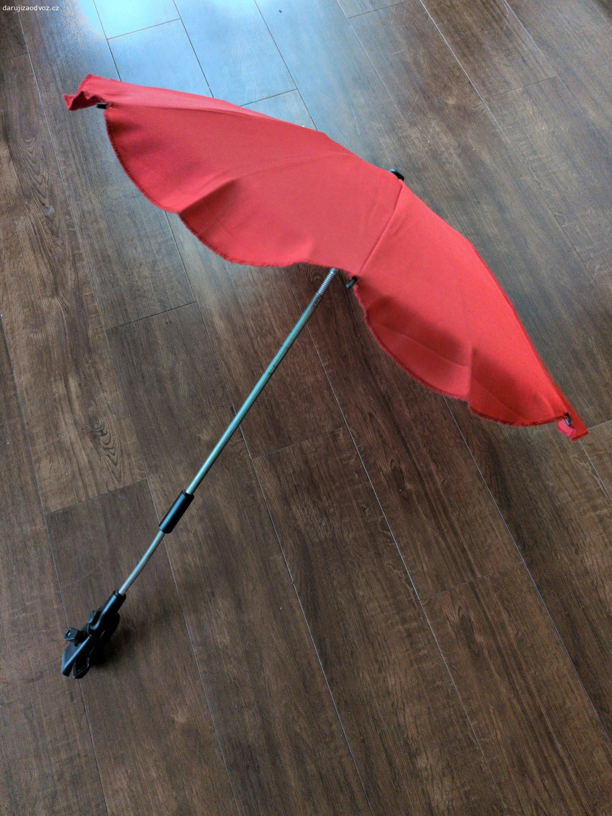 Slunečník na kočárek. Malý slunečník k připevnění na kočárek. Ohebné rameno, délka cca 73 cm.