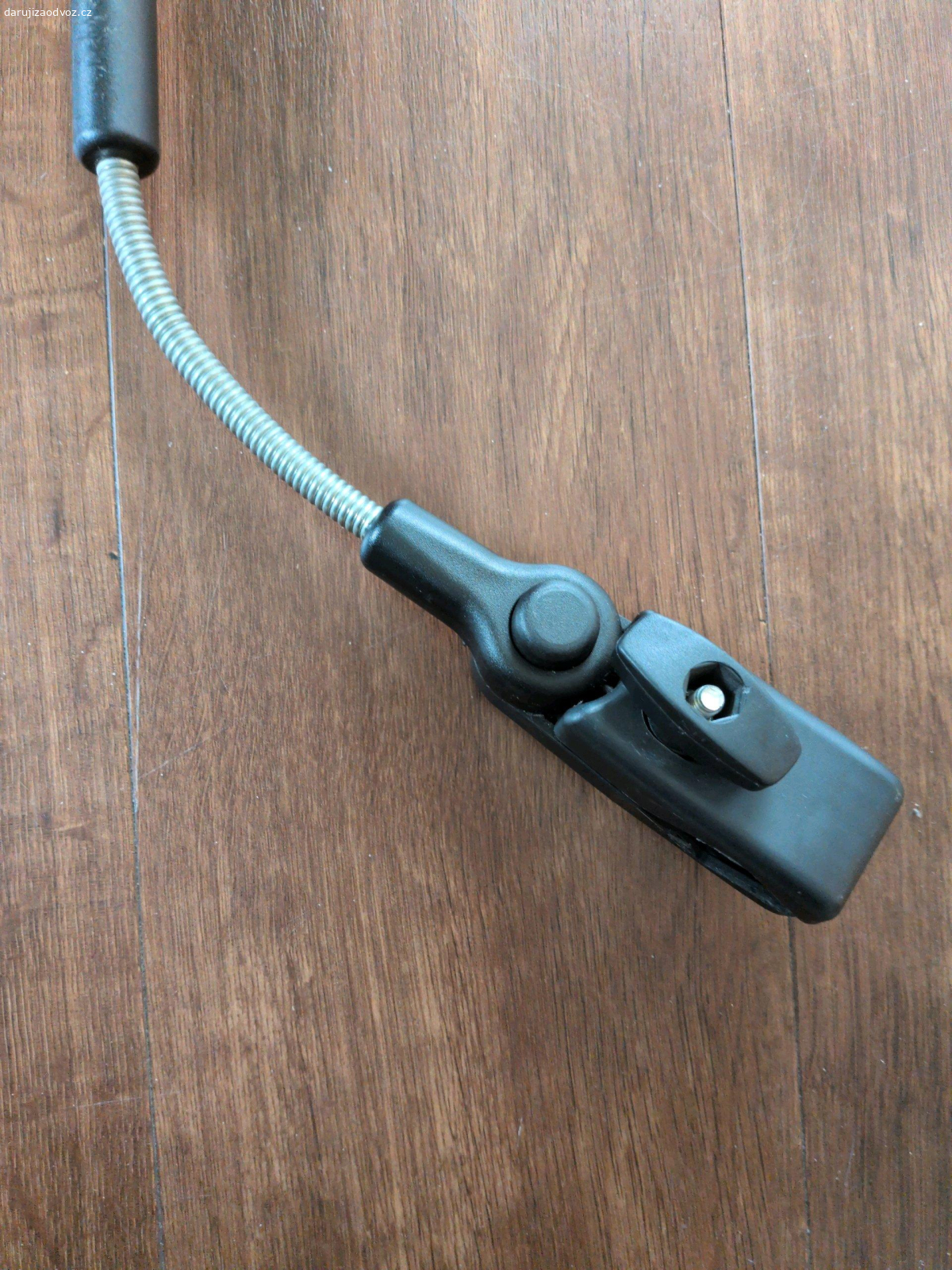 Slunečník na kočárek. Malý slunečník k připevnění na kočárek. Ohebné rameno, délka cca 73 cm.