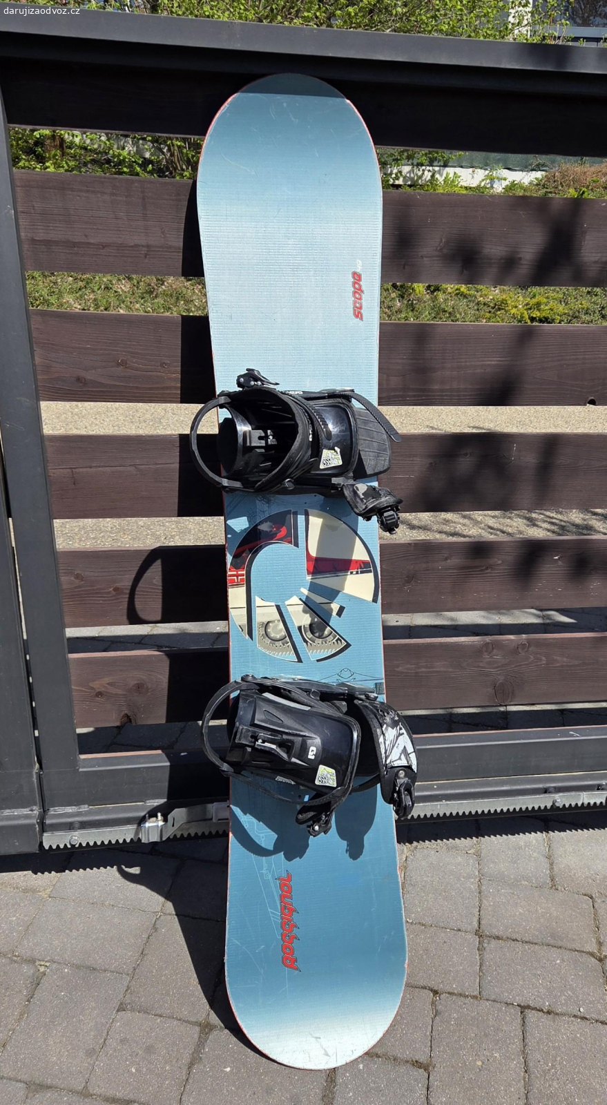 snowboard Rossignol. Daruji snowboard s vázáním, délka 149cm, značka Rossignol. Hodně použitý, ale na základní naučení stačí