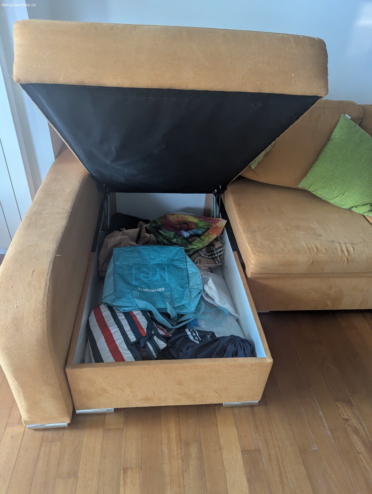 Sofa chaise s postelemi. Pick up V Karlíně: Šaldova ulice 
Sobota nebo neděle