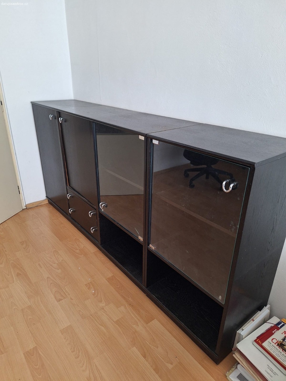 Soustava skrinek do obyvaku cerna. Soustava skrinek, urcite tak 30 let ale v peknem stavu. Bohuzel nejde to rozebrat nijak extra, krom dvirek. Funkcni a nerozbita. Barva cerna. Byla v obyvaku na knizky a dokumenty.
Velké: výška 102
            Šířka 54
            Hloubka 42
Malé: výška 52
           Šířka 54
            Hloubka 42
Nektere maji sklenena dvirka.
Odber do stredy vcetne 28.11.