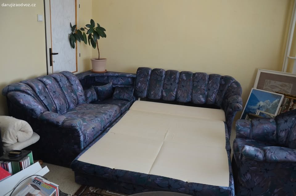 SPĚCHÁ: daruji gauč s křeslem. Nabízím velkou sedací soupravu se třemi polštářky a křeslem - za odvoz. 
Rozměry:  Křeslo - š 90 cm x v 80 cm x h 95 cm, sedací souprava složena ze 3 částí - 1) kratší část: š 122 cm x v 80 cm x h 95 cm, 2) rohová část - 95 x 95 x v 69 cm, 3) delší část - š 160 cm x v 80 cm x h 95 cm. Delší část gauče je rozkládací - rozložením vzniká lůžka o rozměrech 195 x 135 cm. Vady pouze drobné - oděrky, běžné známky používání. Gauč se nachází ve 2. patře, doporučuji přivézt si posilu na stěhování.