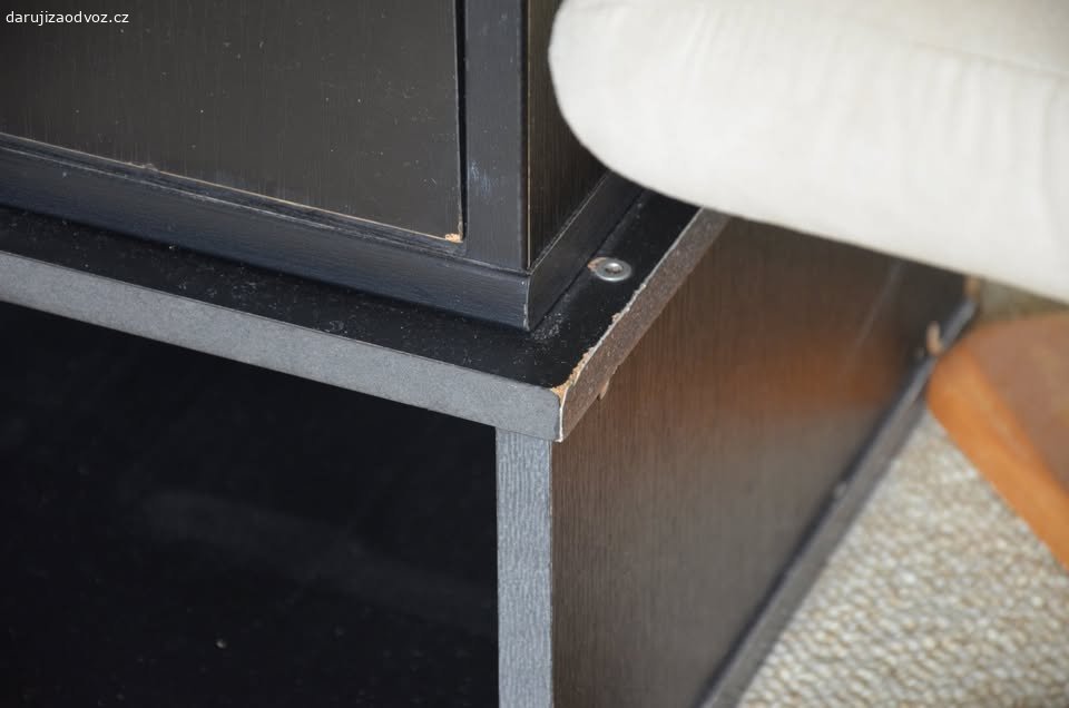 SPĚCHÁ: Daruji skříňku. Nabízím černou skříňku - 2 sešroubované části - za odvoz. Rozměry: skříňka - š 71 cm, v 40 cm, h 40 cm / spodní část - š 76 cm, v 20,5 cm, h 38 cm.