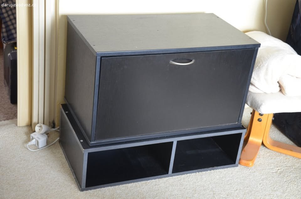 SPĚCHÁ: Daruji skříňku. Nabízím černou skříňku - 2 sešroubované části - za odvoz. Rozměry: skříňka - š 71 cm, v 40 cm, h 40 cm / spodní část - š 76 cm, v 20,5 cm, h 38 cm.