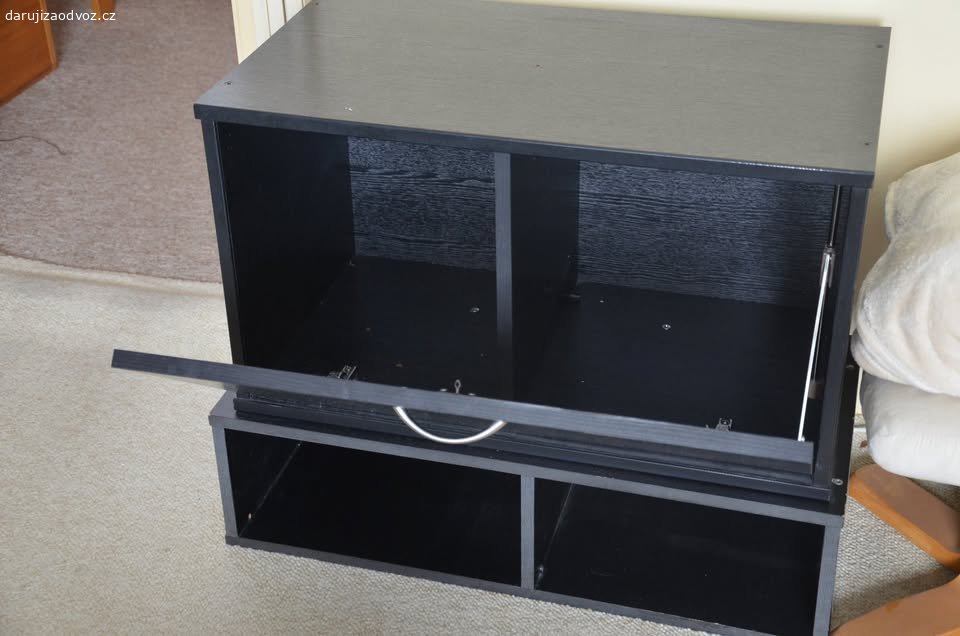 SPĚCHÁ: Daruji skříňku. Nabízím černou skříňku - 2 sešroubované části - za odvoz. Rozměry: skříňka - š 71 cm, v 40 cm, h 40 cm / spodní část - š 76 cm, v 20,5 cm, h 38 cm.