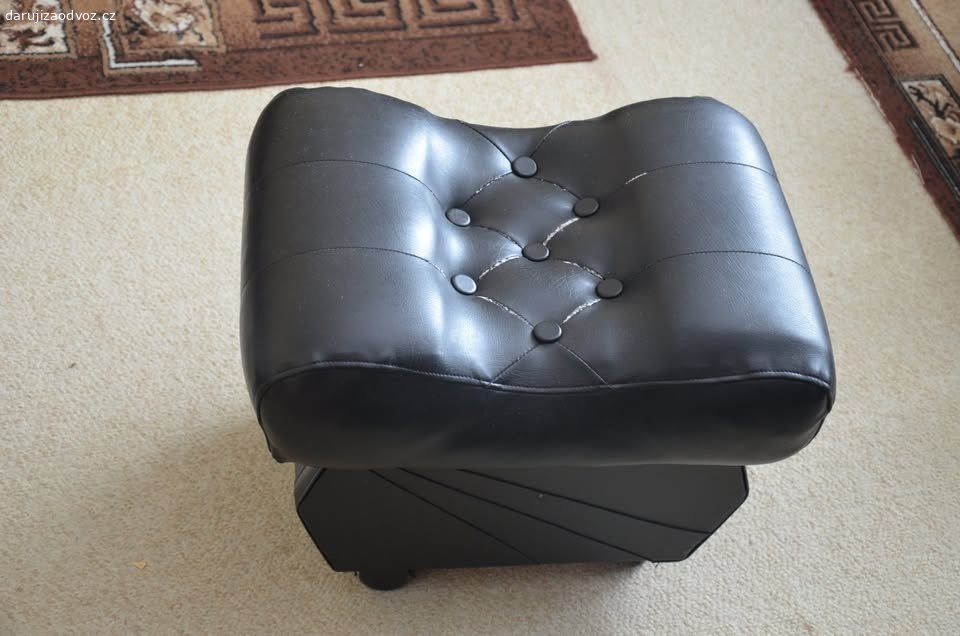 SPĚCHÁ: Taburet s úložným prostorem. Nabízím taburet s úložným prostorem na kolečkách - za odvoz. Rozměry: 50 x 35 cm, v 37 cm. Vady viditelné na fotografiích.