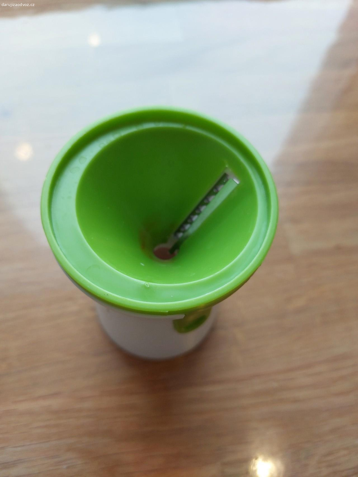 Spiralizér. spiralizér na tvorbh vlásků/nudliček z mrkve a jiné zeleniny. Ze Sheinu použito 2x.