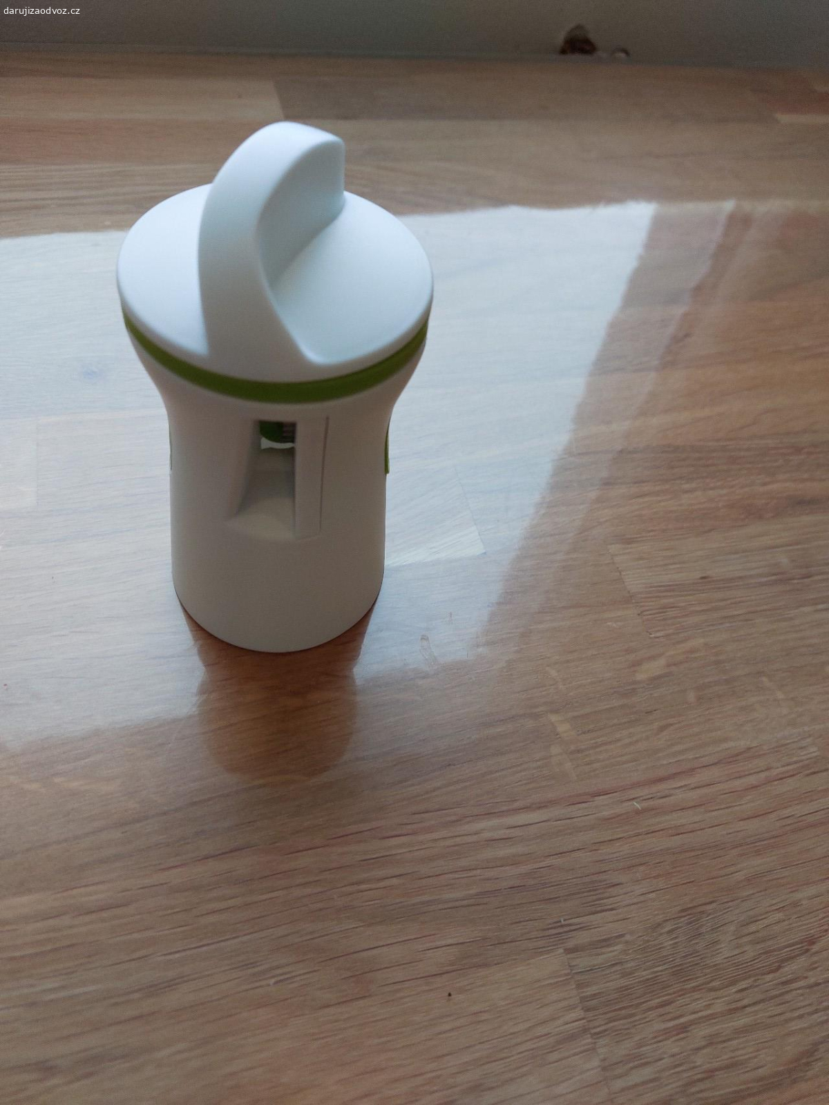 Spiralizér. spiralizér na tvorbh vlásků/nudliček z mrkve a jiné zeleniny. Ze Sheinu použito 2x.