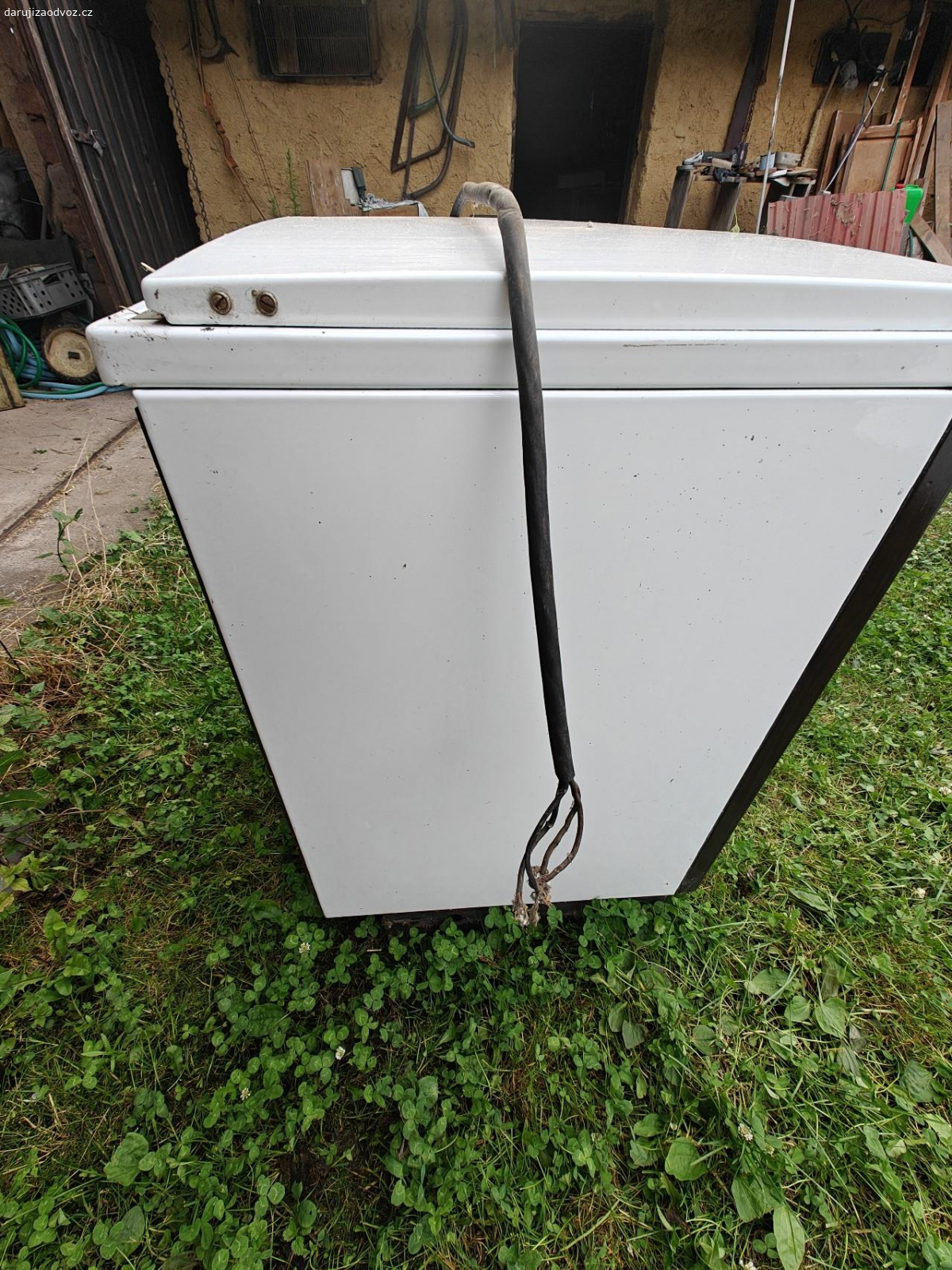 sporák elektrický. nabízím starší elektrický sporák s troubou. nabídka platná do 18 srpna. sporák by měl být funkční ale nemám odskoušeno. nálezový stav na půdě