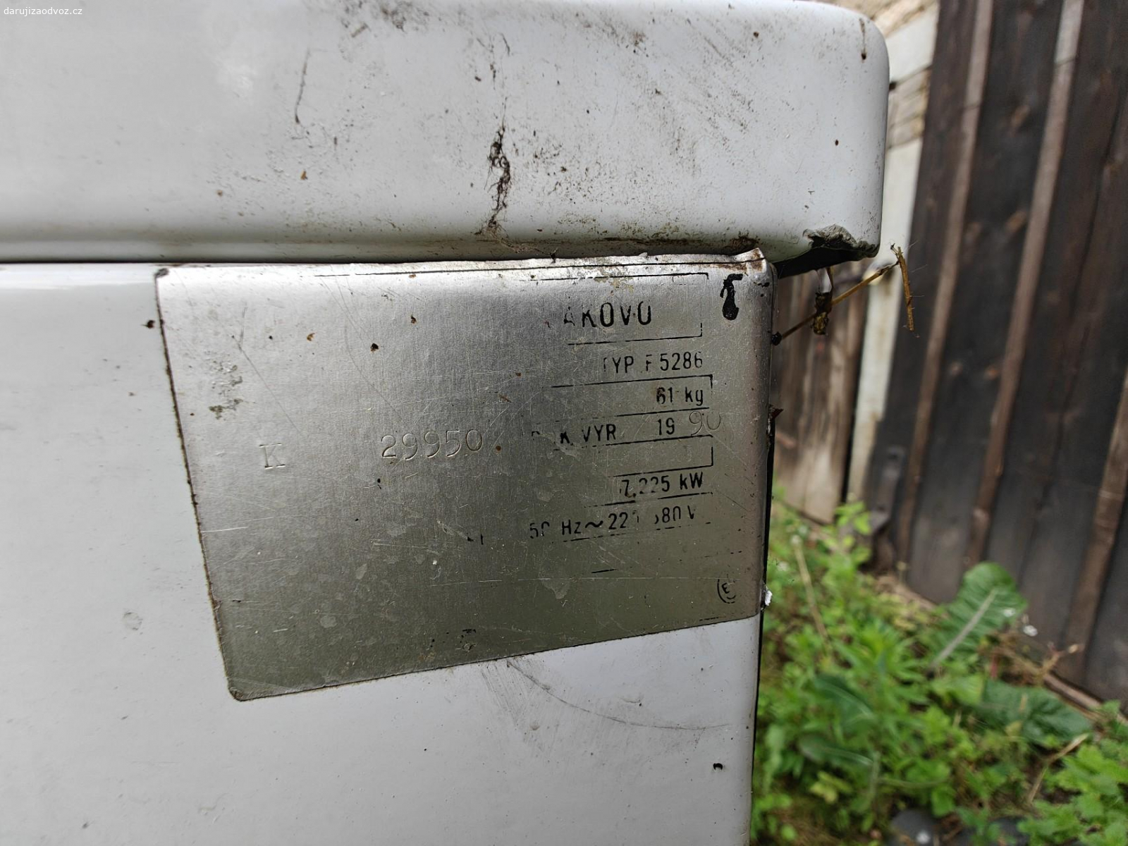 sporák elektrický. nabízím starší elektrický sporák s troubou. nabídka platná do 18 srpna. sporák by měl být funkční ale nemám odskoušeno. nálezový stav na půdě