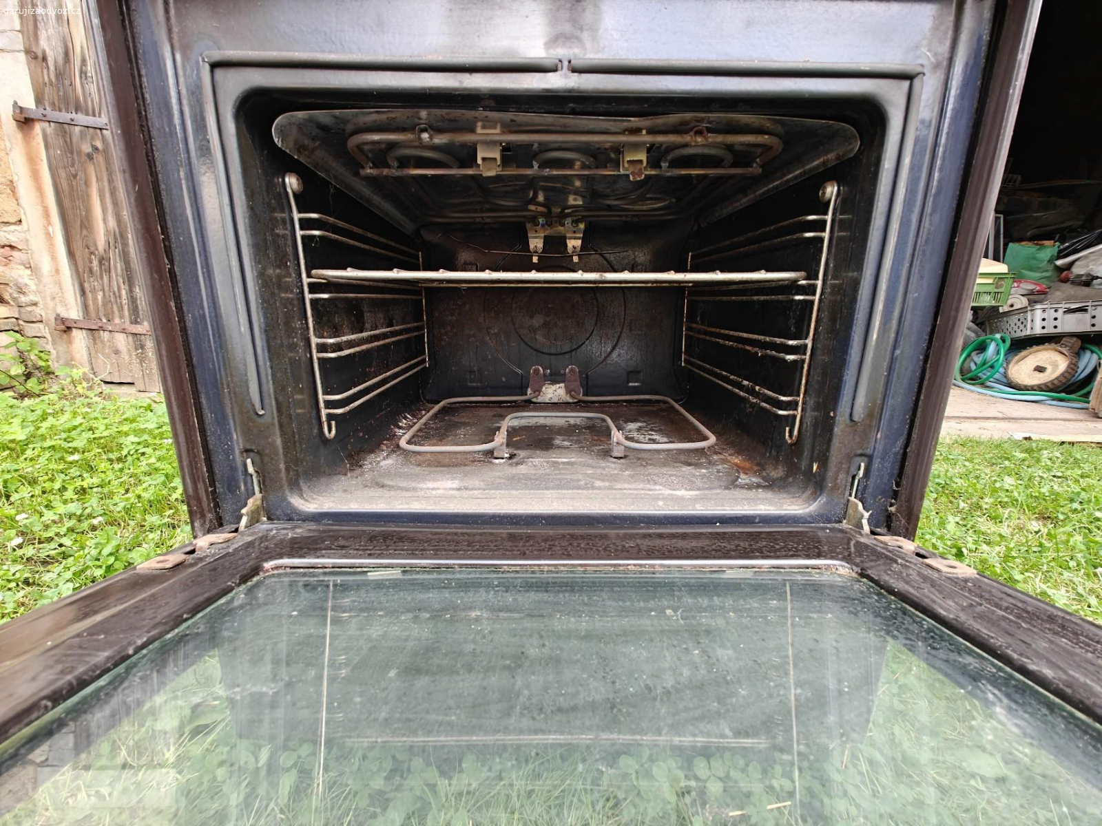 sporák elektrický. nabízím starší elektrický sporák s troubou. nabídka platná do 18 srpna. sporák by měl být funkční ale nemám odskoušeno. nálezový stav na půdě