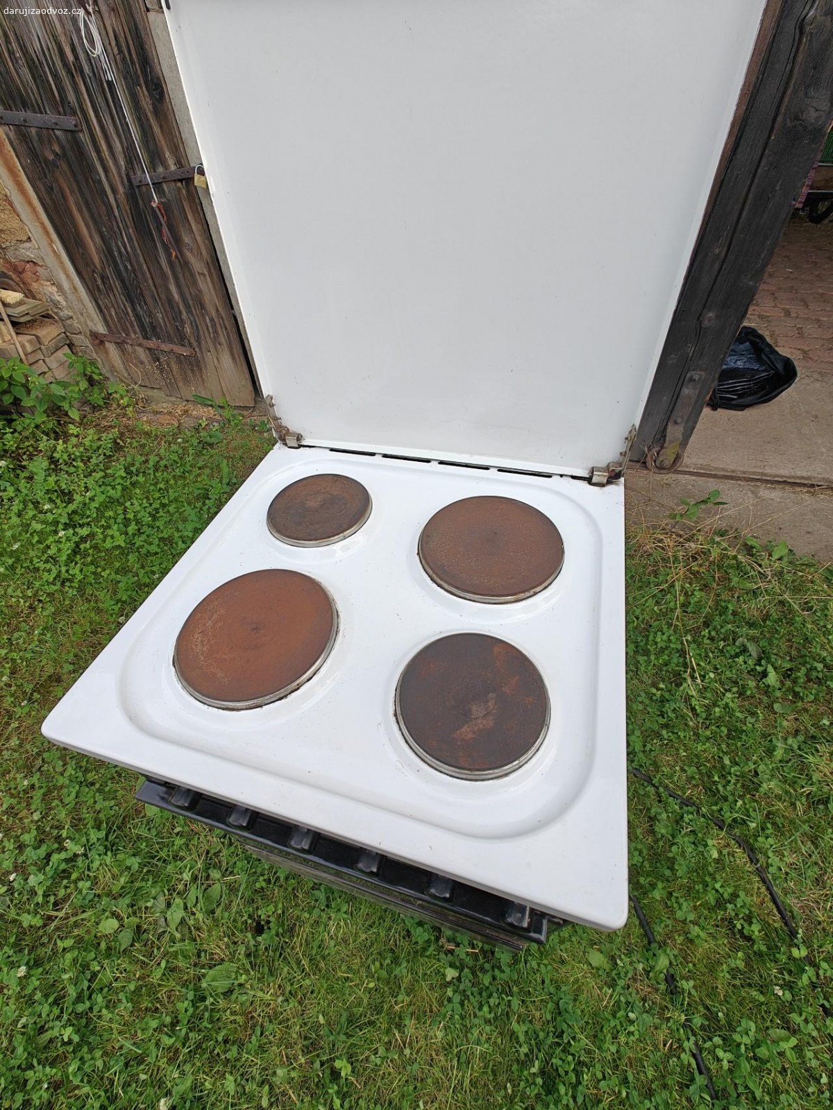 sporák elektrický. nabízím starší elektrický sporák s troubou. nabídka platná do 18 srpna. sporák by měl být funkční ale nemám odskoušeno. nálezový stav na půdě