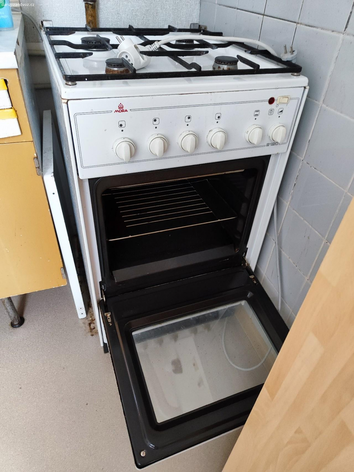 Sporák. Sporák plynový s elektrickou troubou.