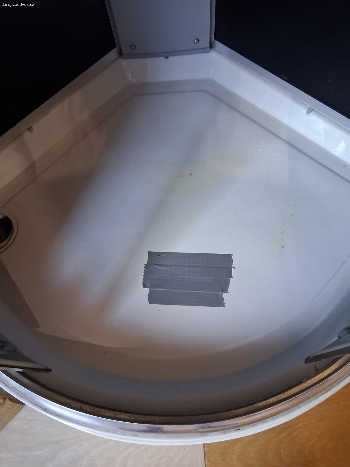 sprchovy box. začínající prasklinka ,neteče, plně funkční