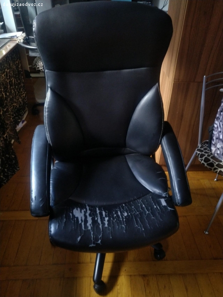 Stará kancelářská židle. Spravené uchycení madel/opěrky. Natrhla koženka po stranách sedadla. Popraskaná koženka na přední části sedadla. Polohování nahoru a dolů funkční. Kolečka funkční, volně otočné všemi směry.