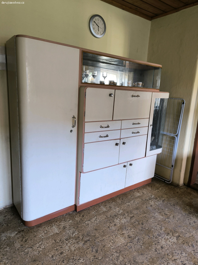 stará kredenc