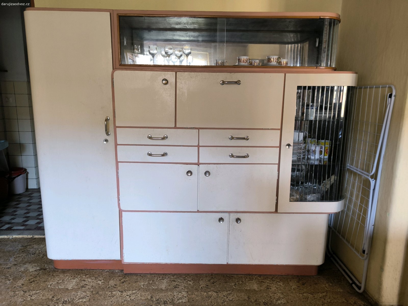 stará kredenc. stará kredenc