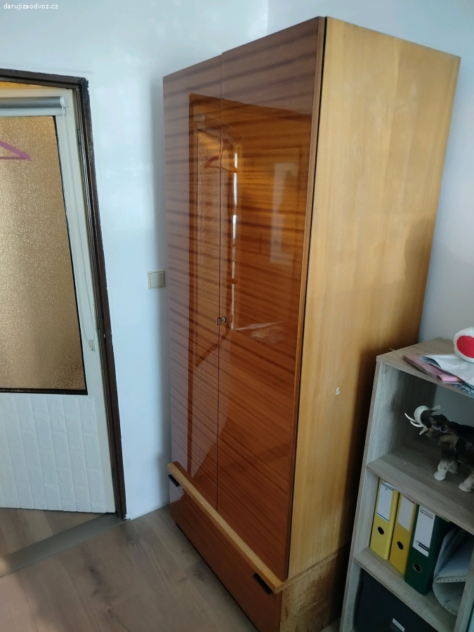 Stará leštěná skříň