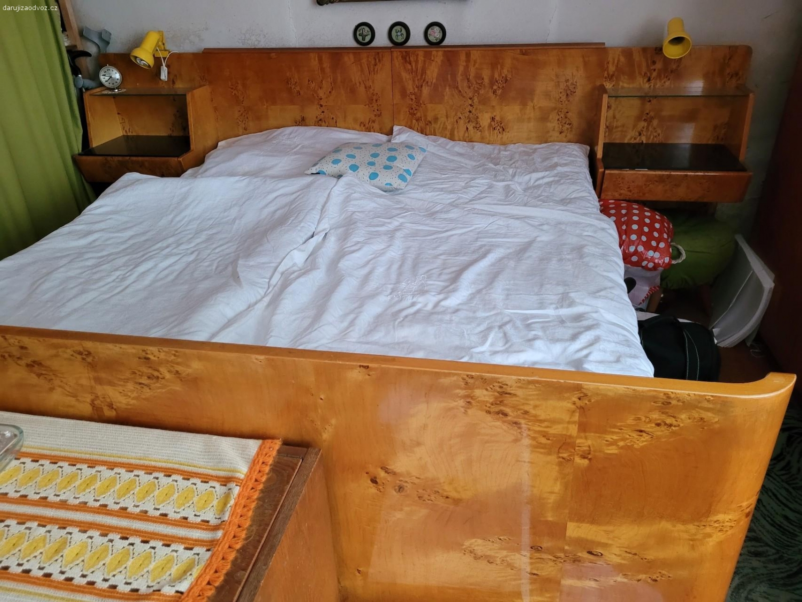 Stará Ložnice 60.léta. Daruji starou ložnici ze 60.let. v pěkném stavu. Manželská postel, noční stolky, skříně a zrcadlo.