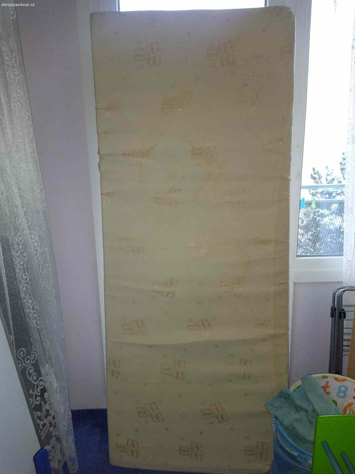 Stará matrace. Stará matrace (15 let) v zachovaleném stavu, zaprané fleky. 
Rozměry 190 x 80 x 15 cm