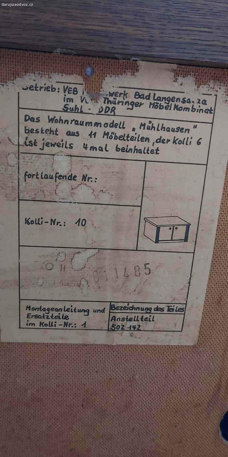 Stará obývací stěna, skříně. Dobrý den,

daruji za odvoz starou tmavě hnědou obývací stěnu z dřevotřísky, výroba ještě v DDR (dle štítku). Skříňky jsou od sebe oddělitelné. Součastí jsou ozdobné lišty, které sloužily zřejmě jako přechodové k horním nástavcům (ty již nejsou součástí nabízené sestavy). Boky a vršky skříní nejsou v dekoru, ale pouze v obyč béžové, součástí je ale jedna deska v dekoru, která se dá na bok přidělat (takže bude bok skříně pohledový). Stůl není vyloženě součástí nabídky, ale na přání je možné dát ho i se stěnou. Dekorace nejsou součástí nabídky.
Rozměry:
3x širší skříňky - 80 x 162,5 x 42 cm (Š x V x H),
1x užší skříň (s vysouvacím mechanismem na ramínka) - 59 x 162,5 x 42 cm (Š x V x H),
komoda - 95 x 50 x 44,5 cm (Š x V x H).

Osobní vyzvednutí nedaleko Českých Budějovic.