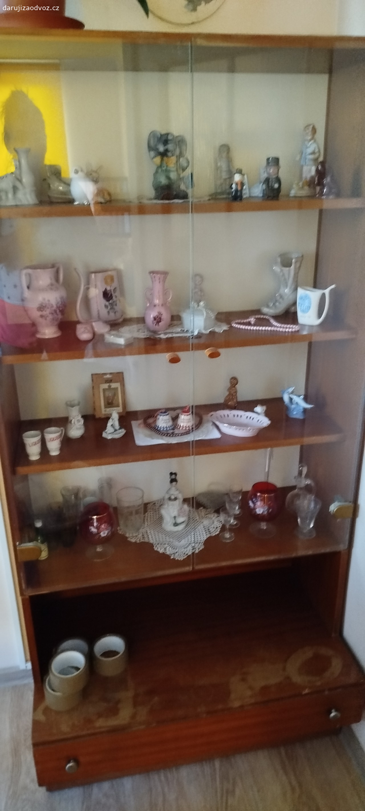 Stará obývací stěna. Odvoz do 25.8. , musíte mít vlastní odvoz a odnést si to sami z bytu.