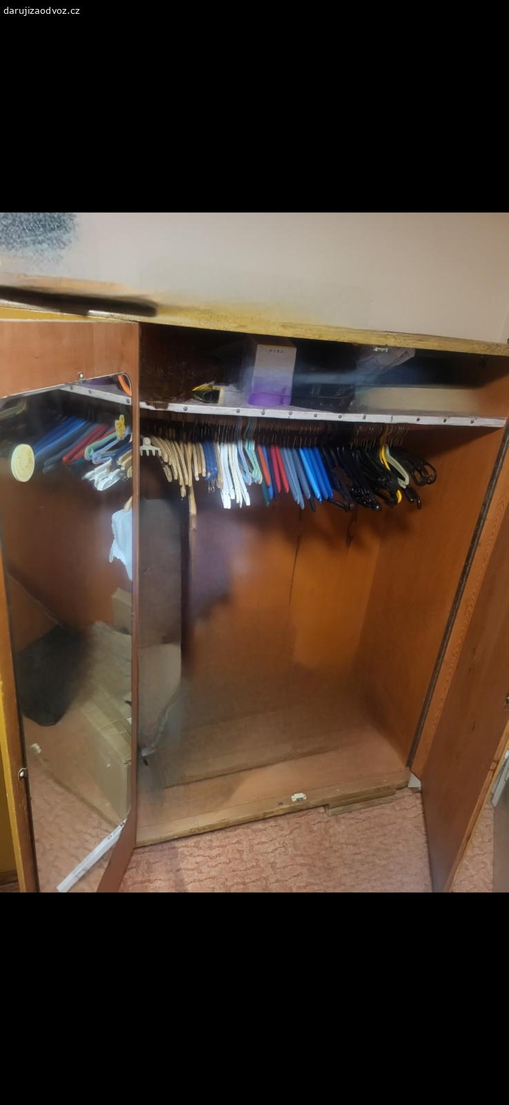 stará retroskřín. na fotky jsou zamazané věci uvnitř které nejsou součástí. měla by jít rozmontovat.