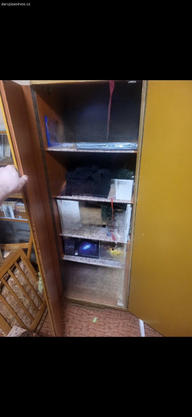 stará retroskřín. na fotky jsou zamazané věci uvnitř které nejsou součástí. měla by jít rozmontovat.